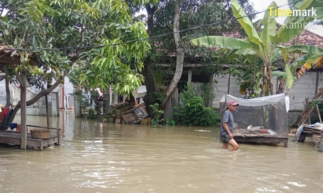 Banjir melanda Sepatan dan Gunung Kaler, Tangerang, merendam pemukiman dan lahan pertanian akibat hujan deras dan drainase kecil.
