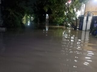 Hujan lebat di Tangerang menyebabkan banjir di Perumahan Nuansa Mekarsari 1, merendam 206 rumah. BPBD siaga evakuasi warga.
