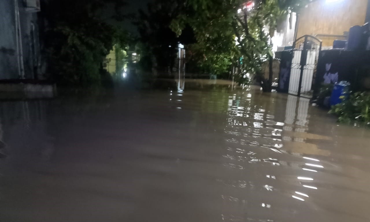 Hujan lebat di Tangerang menyebabkan banjir di Perumahan Nuansa Mekarsari 1, merendam 206 rumah. BPBD siaga evakuasi warga.