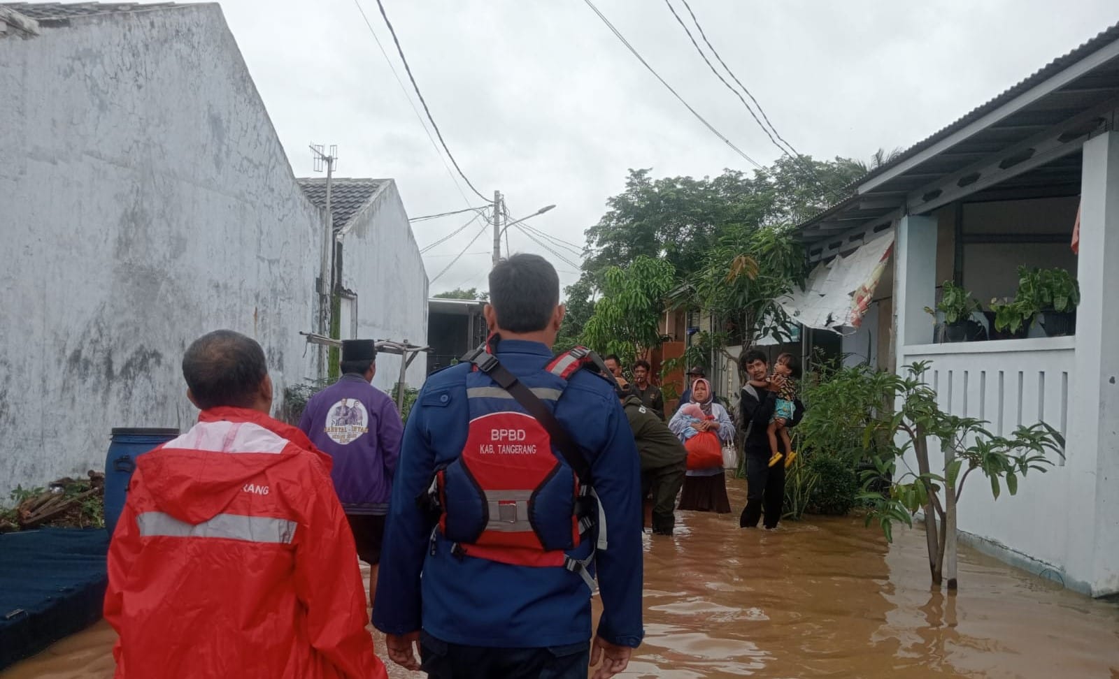 Banjir melanda Tangerang, merendam Pasar Kemis dan Rajeg. Ratusan keluarga mengungsi akibat curah hujan ekstrem