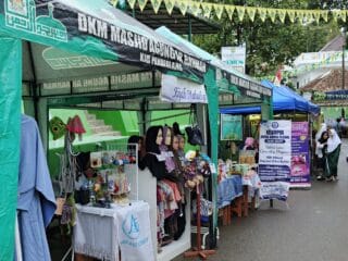 Bazar UMKM di Pondok Pesantren Turus, Pandeglang, yang memperkenalkan produk lokal seperti kuliner, fashion, dan kerajinan tangan