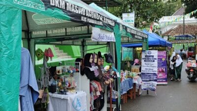 Bazar UMKM di Pondok Pesantren Turus, Pandeglang, yang memperkenalkan produk lokal seperti kuliner, fashion, dan kerajinan tangan