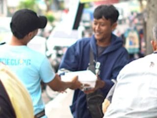 DPC Gekrafs Kabupaten Pandeglang merayakan HUT Gekrafs ke-6 dengan membagikan ribuan porsi makan siang gratis kepada masyarakat.