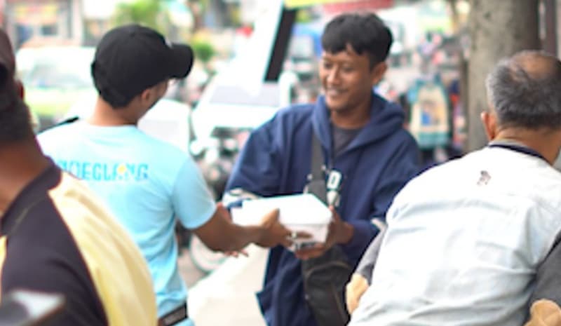 DPC Gekrafs Kabupaten Pandeglang merayakan HUT Gekrafs ke-6 dengan membagikan ribuan porsi makan siang gratis kepada masyarakat.