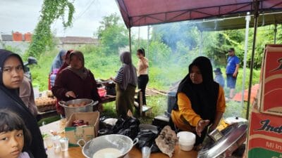 PMI Kabupaten Tangerang dirikan dapur umum untuk bantu korban banjir di Rajeg, salurkan bantuan logistik untuk 400 KK terdampak.