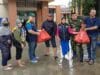 Dinsos Kota Tangerang salurkan 2.100 nasi bungkus dan bantuan logistik untuk korban banjir di Kecamatan Benda dan Neglasari.