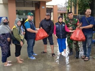 Dinsos Kota Tangerang salurkan 2.100 nasi bungkus dan bantuan logistik untuk korban banjir di Kecamatan Benda dan Neglasari.