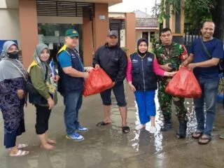 Penanganan Banjir: Dinsos Kota Tangerang Salurkan 2.100 Nasi Bungkus dan Logistik