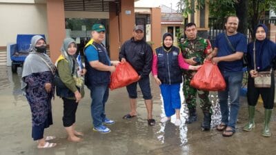 Dinsos Kota Tangerang salurkan 2.100 nasi bungkus dan bantuan logistik untuk korban banjir di Kecamatan Benda dan Neglasari.