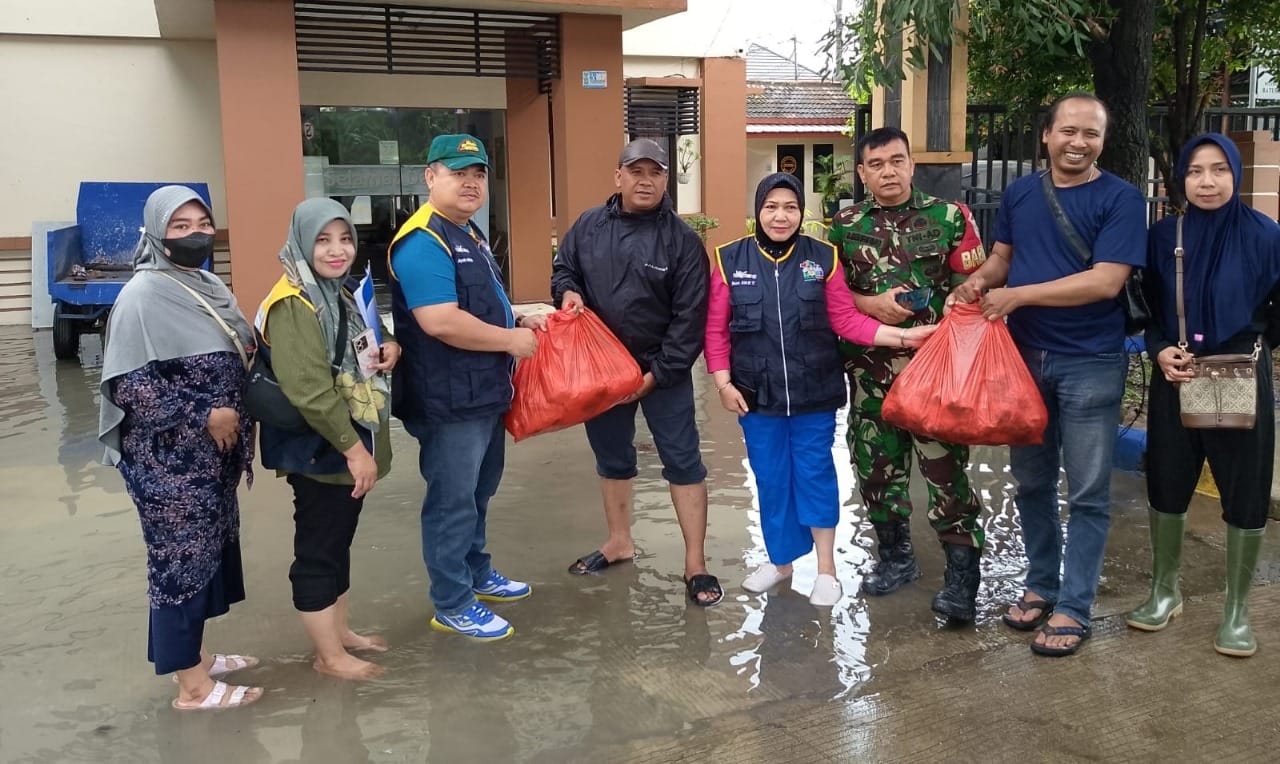 Dinsos Kota Tangerang salurkan 2.100 nasi bungkus dan bantuan logistik untuk korban banjir di Kecamatan Benda dan Neglasari.