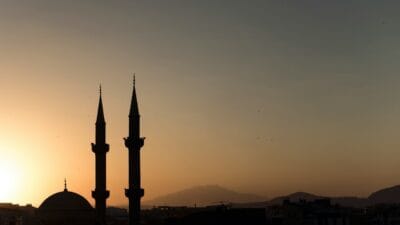 Temukan makna, keutamaan, dan amalan puasa Senin Kamis serta doa buka puasa yang dapat mendekatkan diri kepada Allah SWT.