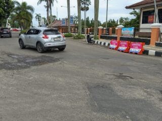 Jalan Alun-alun Pandeglang yang baru saja diperbaiki kembali mengalami kerusakan, menimbulkan kekhawatiran di kalangan warga.