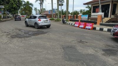 Jalan Alun-alun Pandeglang yang baru saja diperbaiki kembali mengalami kerusakan, menimbulkan kekhawatiran di kalangan warga.