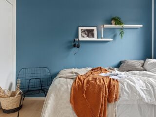 Temukan tips menata kamar minimalis yang nyaman dan elegan. Ciptakan ruang istirahat yang fungsional dan menenangkan dengan desain sederhana.