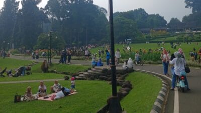 Kebun Raya Bogor, didirikan pada tahun 1817, adalah kebun botani terkemuka di Indonesia yang terletak di Bogor, Jawa Barat