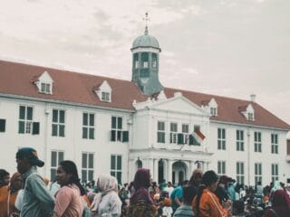 Kota Tua Jakarta adalah destinasi wisata yang kaya akan sejarah dan budaya, menawarkan pengalaman unik dengan arsitektur kolonial, museum ...