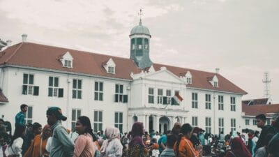 Kota Tua Jakarta adalah destinasi wisata yang kaya akan sejarah dan budaya, menawarkan pengalaman unik dengan arsitektur kolonial, museum ...