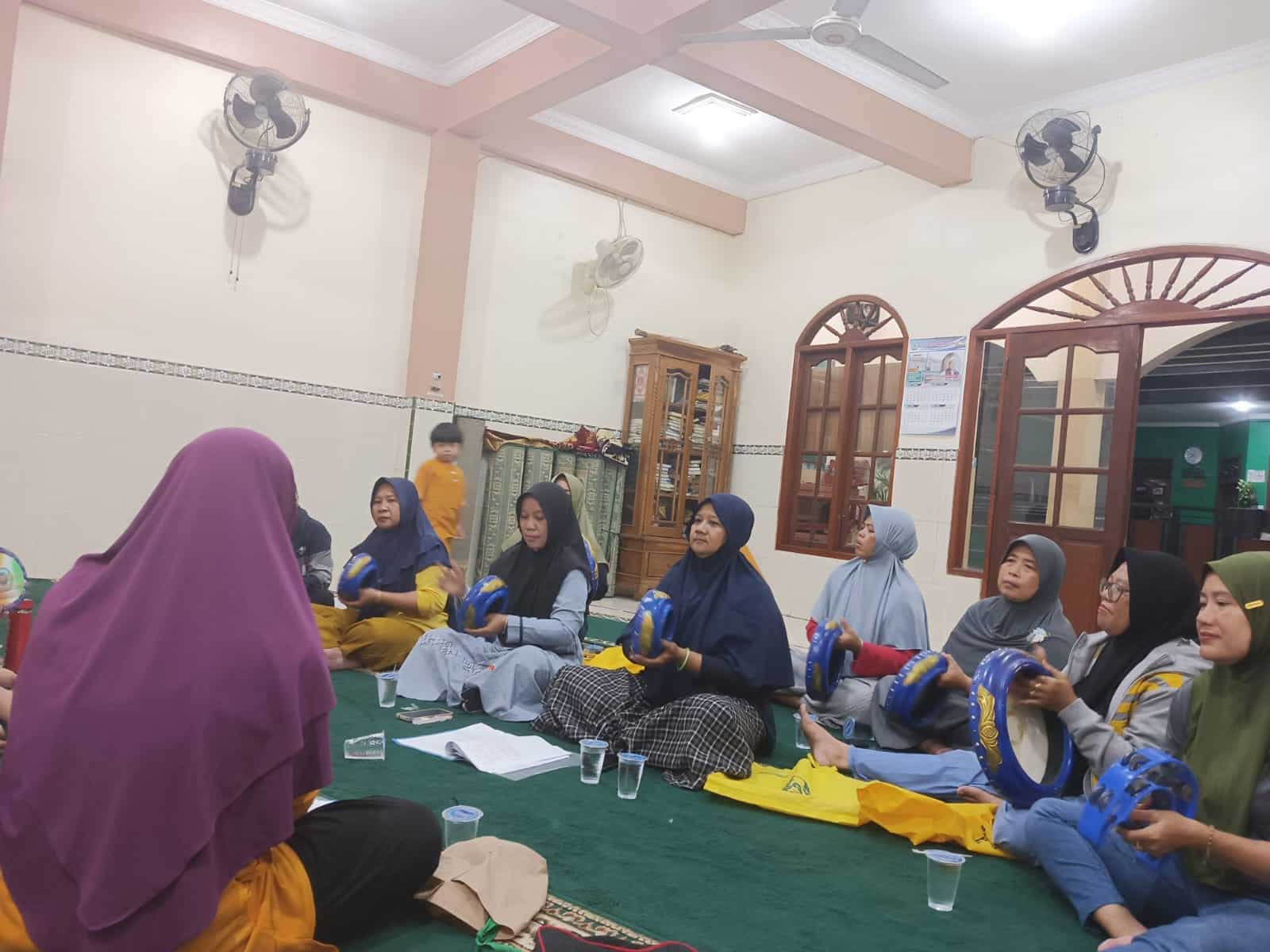 acara taklim bulanan di Masjid Jami Al Falah yang diadakan oleh panitia ibu-ibu kosidah. Kegiatan ini bertujuan untuk membangun komunitas yang kompak