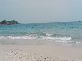 Temukan keindahan Pantai Marina Lampung, destinasi ideal untuk liburan bersama teman. Nikmati pasir putih, pemandangan menakjubkan