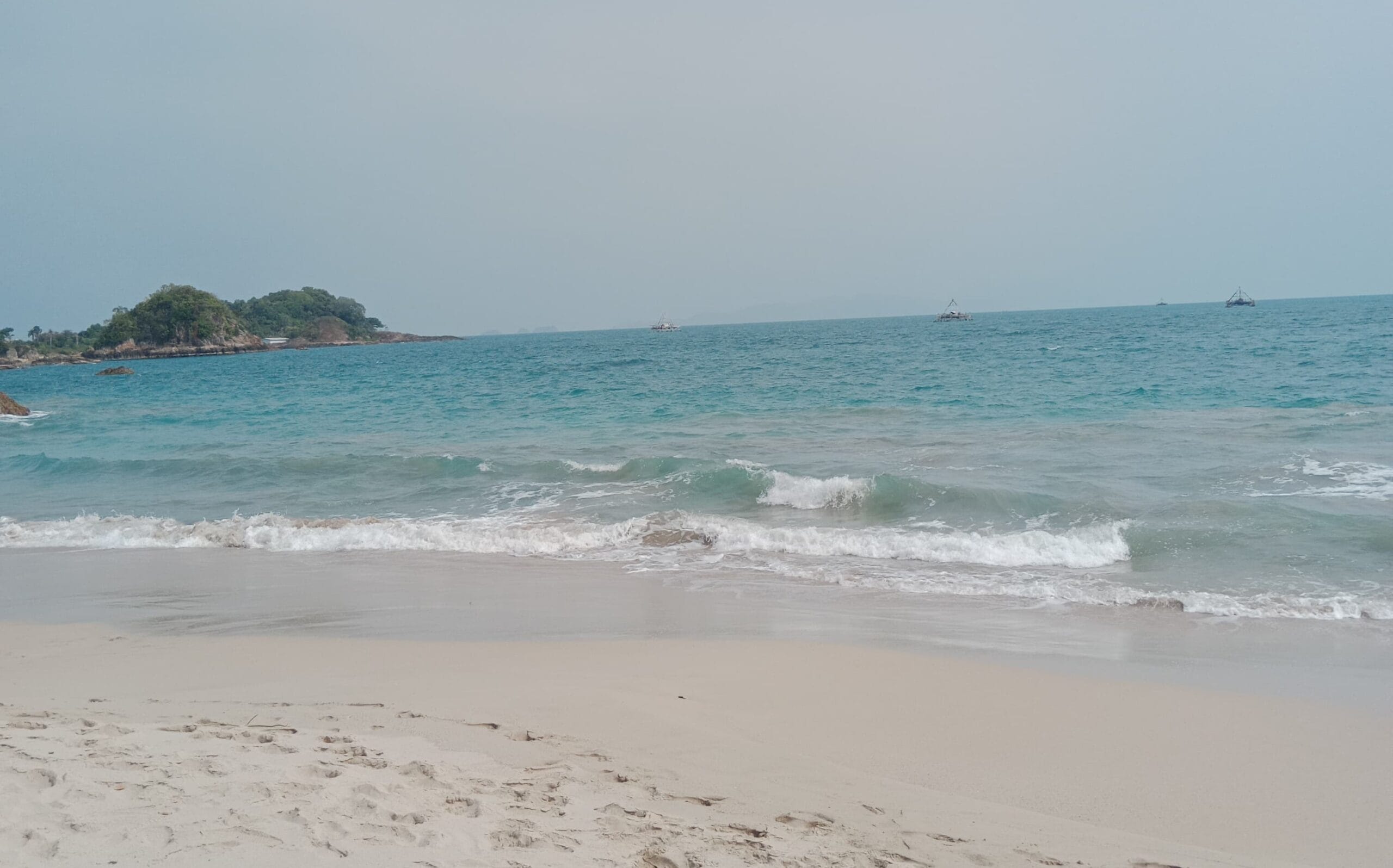 Temukan keindahan Pantai Marina Lampung, destinasi ideal untuk liburan bersama teman. Nikmati pasir putih, pemandangan menakjubkan