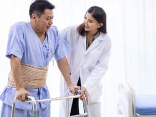 Rehabilitasi medis pasca operasi di Bethsaida Hospital Serang berperan penting dalam memulihkan kekuatan, mobilitas, dan kemandirian pasien. Dipimpin oleh dokter spesialis kedokteran fisik, dr. Diniah Utami, program rehabilitasi yang terarah dan individual ini mengurangi nyeri, mencegah komplikasi, dan meningkatkan rasa percaya diri pasien