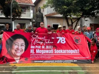 Abraham Garuda Laksono Rayakan Ulang Tahun Megawati dengan Potong Tumpeng dan Tanam Pohon