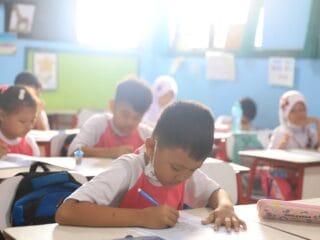 Kementerian Pendidikan mengganti PPDB dengan SPMB 2025, menawarkan empat jalur penerimaan siswa baru yang lebih adil dan transparan.