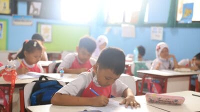 Kementerian Pendidikan mengganti PPDB dengan SPMB 2025, menawarkan empat jalur penerimaan siswa baru yang lebih adil dan transparan.