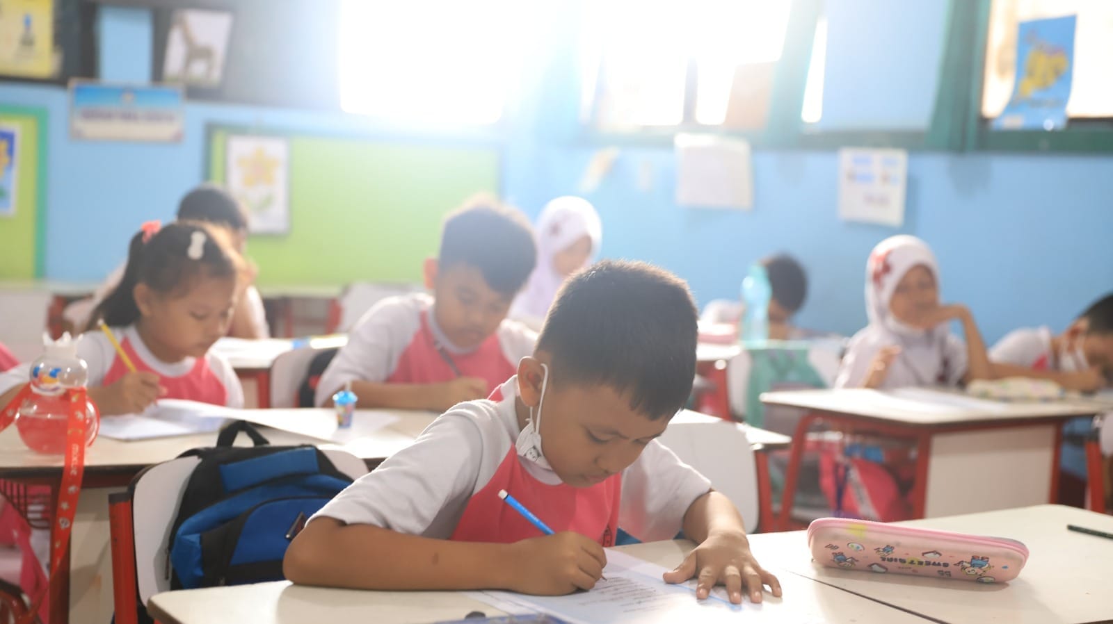 Kementerian Pendidikan mengganti PPDB dengan SPMB 2025, menawarkan empat jalur penerimaan siswa baru yang lebih adil dan transparan.