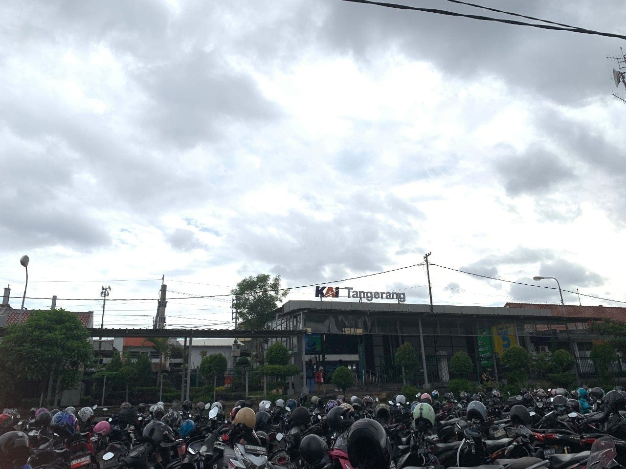 Temukan keindahan dan sejarah Stasiun Tangerang, jendela menuju masa lalu dan simbol kemajuan transportasi di Indonesia.