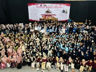 FESDRAK ke-19 di Universitas Muhammadiyah Tangerang sukses digelar, menampilkan kreativitas dan talenta mahasiswa dalam pertunjukan teater. Acara ini melibatkan sepuluh kelompok dari Program Studi PGSD dan PGPAUD, dengan penilaian dari juri profesional.