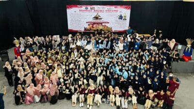 FESDRAK ke-19 di Universitas Muhammadiyah Tangerang sukses digelar, menampilkan kreativitas dan talenta mahasiswa dalam pertunjukan teater. Acara ini melibatkan sepuluh kelompok dari Program Studi PGSD dan PGPAUD, dengan penilaian dari juri profesional.