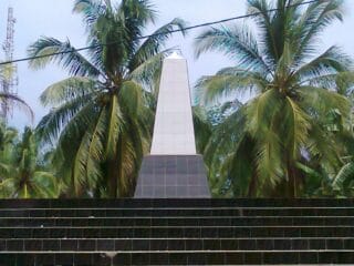 "Tugu Romusha Bayah adalah monumen bersejarah yang mengenang penderitaan rakyat Indonesia selama masa penjajahan Jepang.