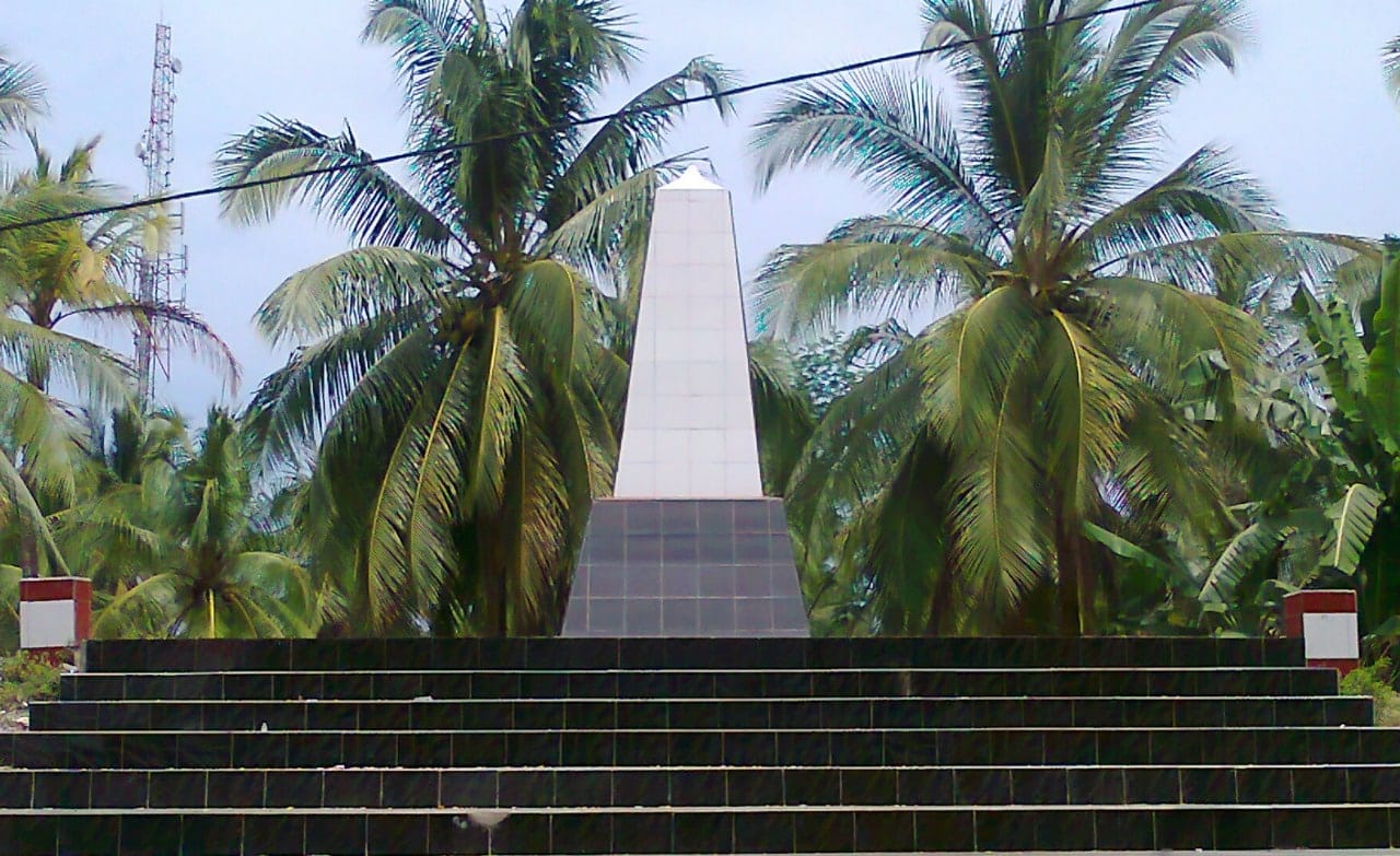 "Tugu Romusha Bayah adalah monumen bersejarah yang mengenang penderitaan rakyat Indonesia selama masa penjajahan Jepang.