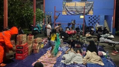 Petugas Pemkot Tangerang tangani 15 titik genangan dan banjir akibat hujan deras, evakuasi warga di Kecamatan Benda dan Neglasari.