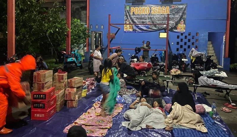 Petugas Pemkot Tangerang tangani 15 titik genangan dan banjir akibat hujan deras, evakuasi warga di Kecamatan Benda dan Neglasari.