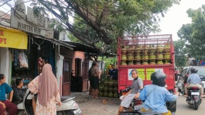 Warga Tangerang Raya kesulitan mendapatkan gas elpiji 3 kg akibat kebijakan baru, antrean panjang dan stok terbatas jadi masalah utama.