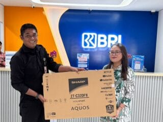 BRI Cabang Bandara Soekarno Hatta menyerahkan hadiah Panen Hadiah Simpedes, termasuk TV LED 32 inci, sebagai bentuk komitmen kepada nasabah.