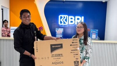 BRI Cabang Bandara Soekarno Hatta menyerahkan hadiah Panen Hadiah Simpedes, termasuk TV LED 32 inci, sebagai bentuk komitmen kepada nasabah.