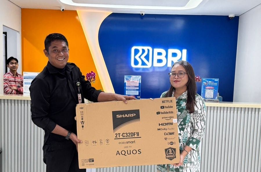 BRI Cabang Bandara Soekarno Hatta menyerahkan hadiah Panen Hadiah Simpedes, termasuk TV LED 32 inci, sebagai bentuk komitmen kepada nasabah.