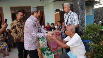 Kementerian Imigrasi dan Pemasyarakatan menyalurkan bantuan sosial kepada LKSLU Kasih Anugerah di Tangerang. Bantuan ini merupakan bagian dari komitmen Pemasyarakatan yang Bermanfaat bagi Masyarakat.