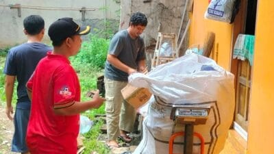 Pemuda Kampung Tanjung, Tangerang, dirikan Bank Sampah untuk kelola sampah dan tingkatkan ekonomi masyarakat. Bersama, wujudkan lingkungan bersih