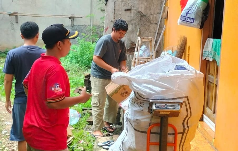 Pemuda Kampung Tanjung, Tangerang, dirikan Bank Sampah untuk kelola sampah dan tingkatkan ekonomi masyarakat. Bersama, wujudkan lingkungan bersih