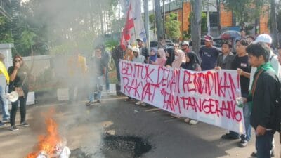 Mahasiswa Tangerang gelar aksi protes di HUT Kota, tuntut perhatian pemerintah terkait pendidikan dan transparansi anggaran.