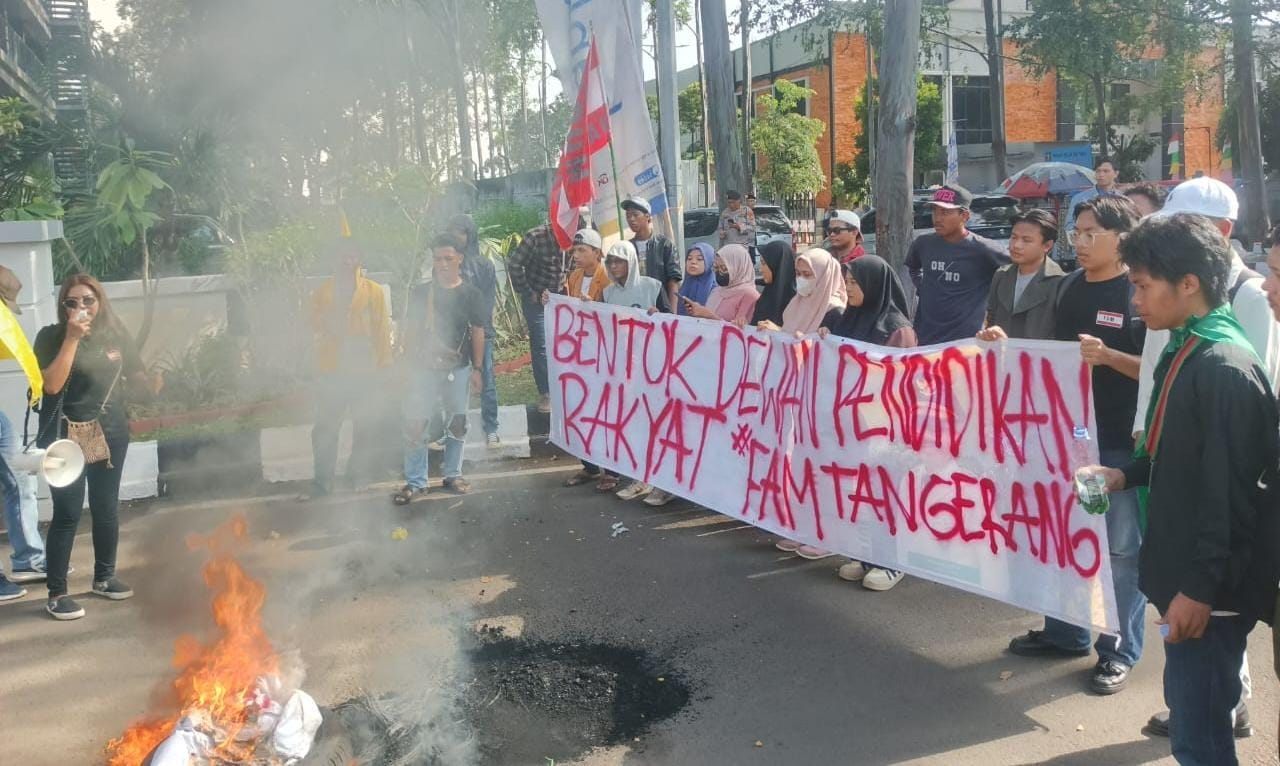 Mahasiswa Tangerang gelar aksi protes di HUT Kota, tuntut perhatian pemerintah terkait pendidikan dan transparansi anggaran.