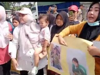 Demonstrasi warga Desa Cangkudu di PT Bintang Orbit Surya Sejahtera, Protes bau menyengat dari aktivitas pabrik di Balaraja, Tuntutan kesehatan warga akibat pencemaran udara di Cangkudu,