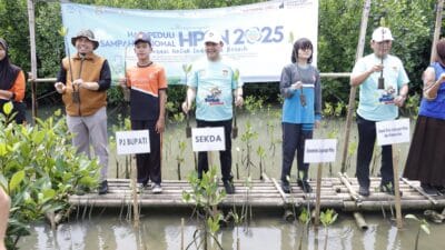 Pemkab Tangerang merayakan HPSN 2025 dengan aksi bersih-bersih pantai, penanaman mangrove, dan pelepasan satwa.