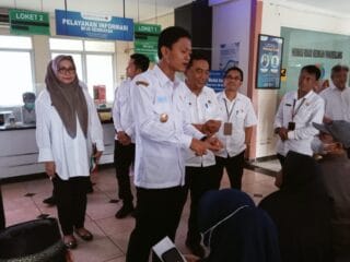 Wakil Bupati Pandeglang, Iing Andri Supriadi, sidak RSUD Berkah untuk pantau kualitas pelayanan dan jalin silaturahmi dengan pegawai.