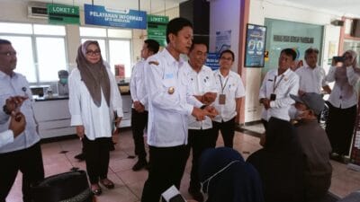 Wakil Bupati Pandeglang, Iing Andri Supriadi, sidak RSUD Berkah untuk pantau kualitas pelayanan dan jalin silaturahmi dengan pegawai.