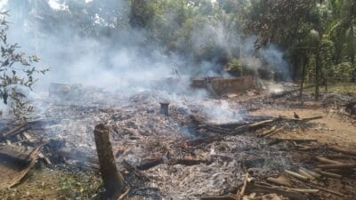 Dua rumah warga di Pagelaran, Pandeglang, hangus terbakar akibat korsleting listrik. Tidak ada barang yang bisa diselamatkan.